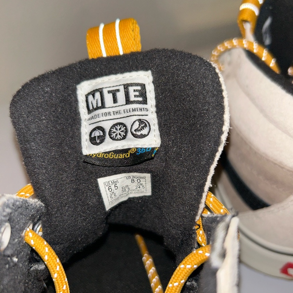 Vans High-Top Winter Boots - Cream, Black, Gold - Picture 5 of 5